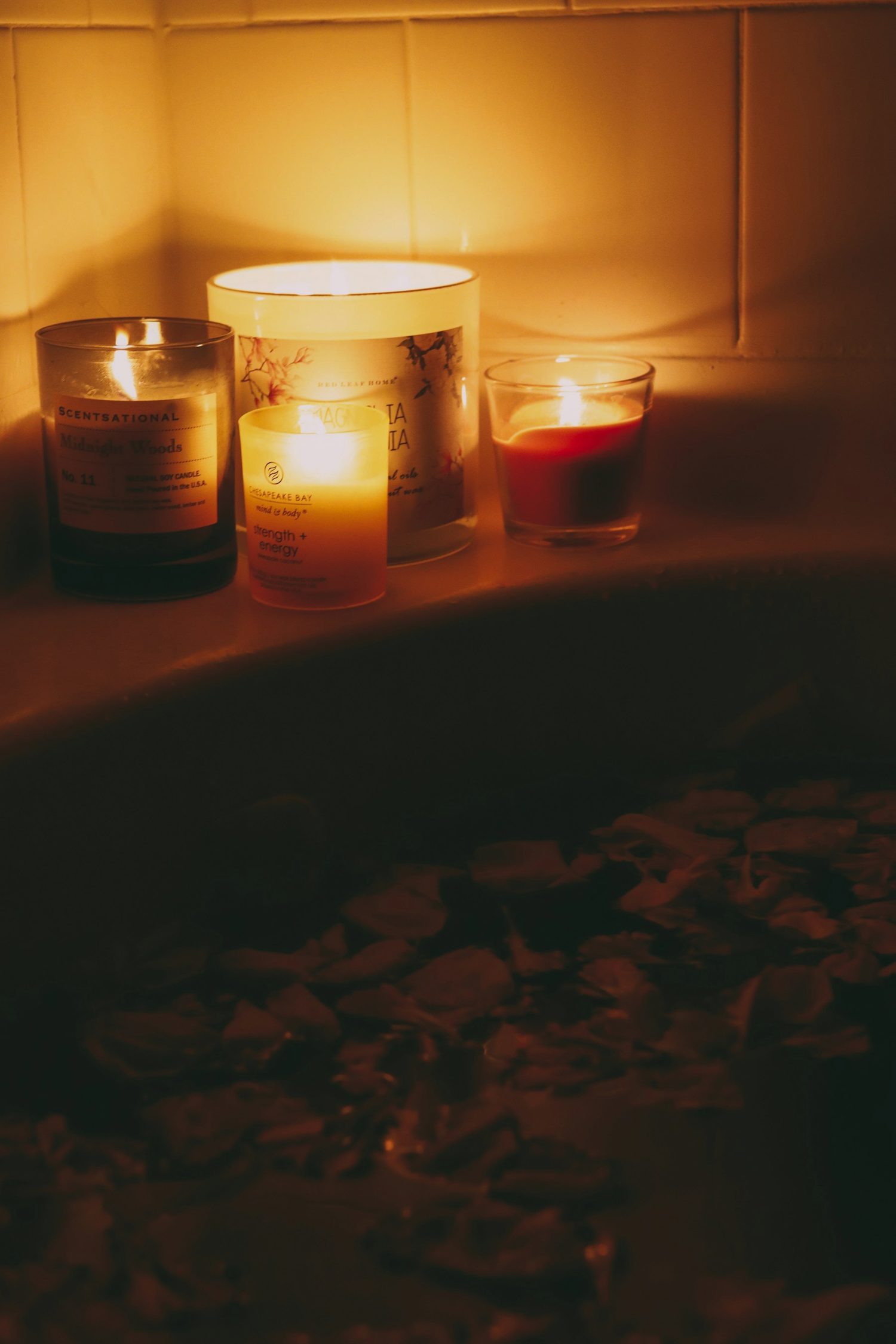 Ambiance tamisée d'une suite Genius Spa, bougies et pétales