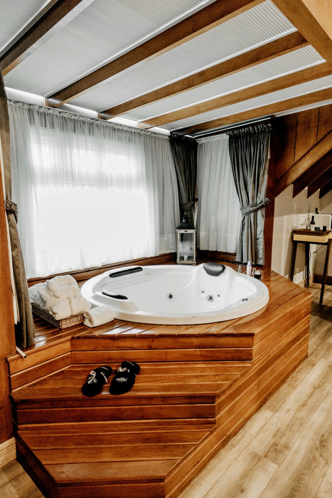 Suite Voulez-vous, décor chic et théâtral baigné d'une lumière d'or